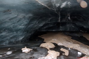 Vue vers le fond de la salle, la galeruelaminoir commence sous le plafond bas de la glace
